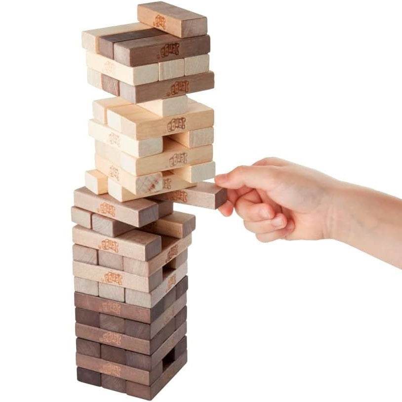 Jenga-spel med rustika träklossar för familjens skoj