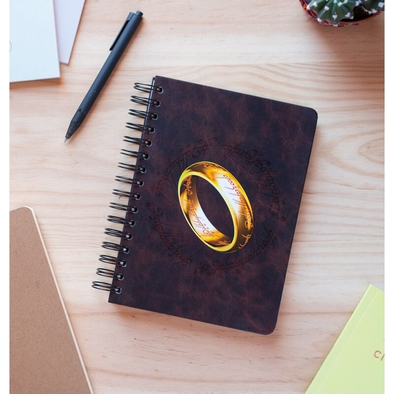 Sagan om ringen A5-anteckningsbok med fodrade sidor och konstverk