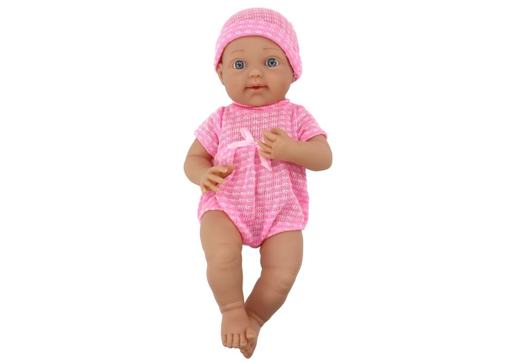 Babydukke i pink outfit med hat, sut og tæppe