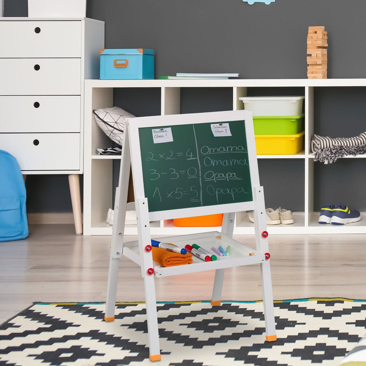 Barnens staffli med whiteboard och svarta tavlor