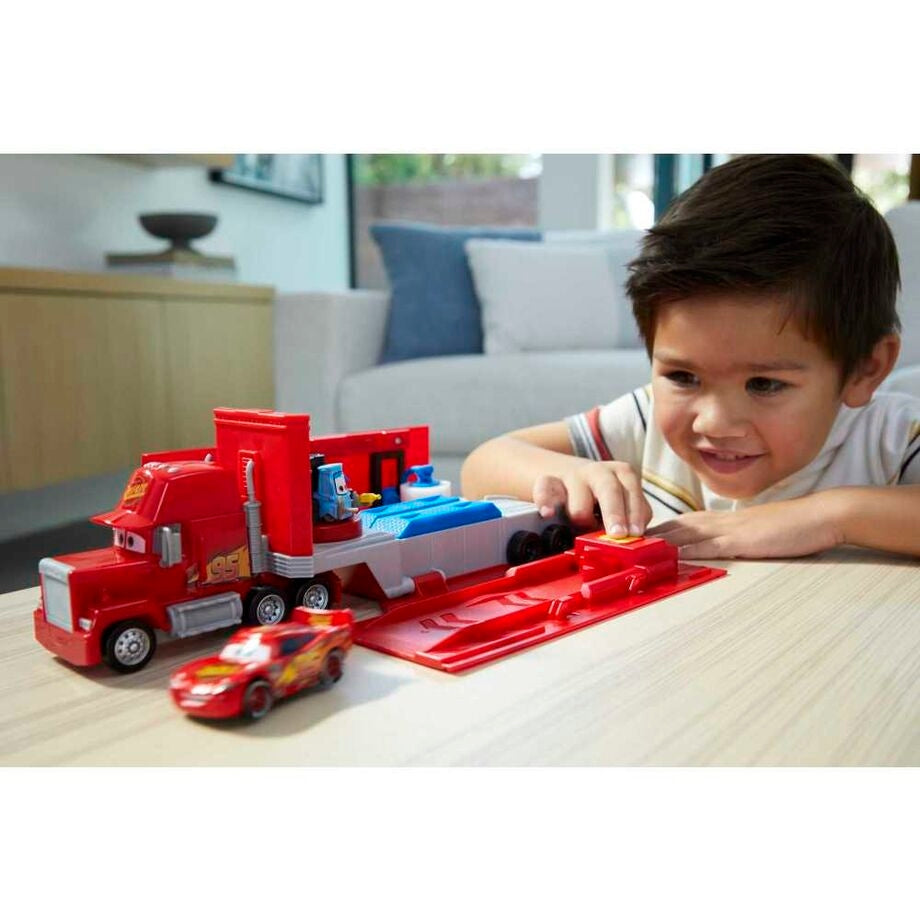 Cars Transforming Mack Playset med bana och tillbehör