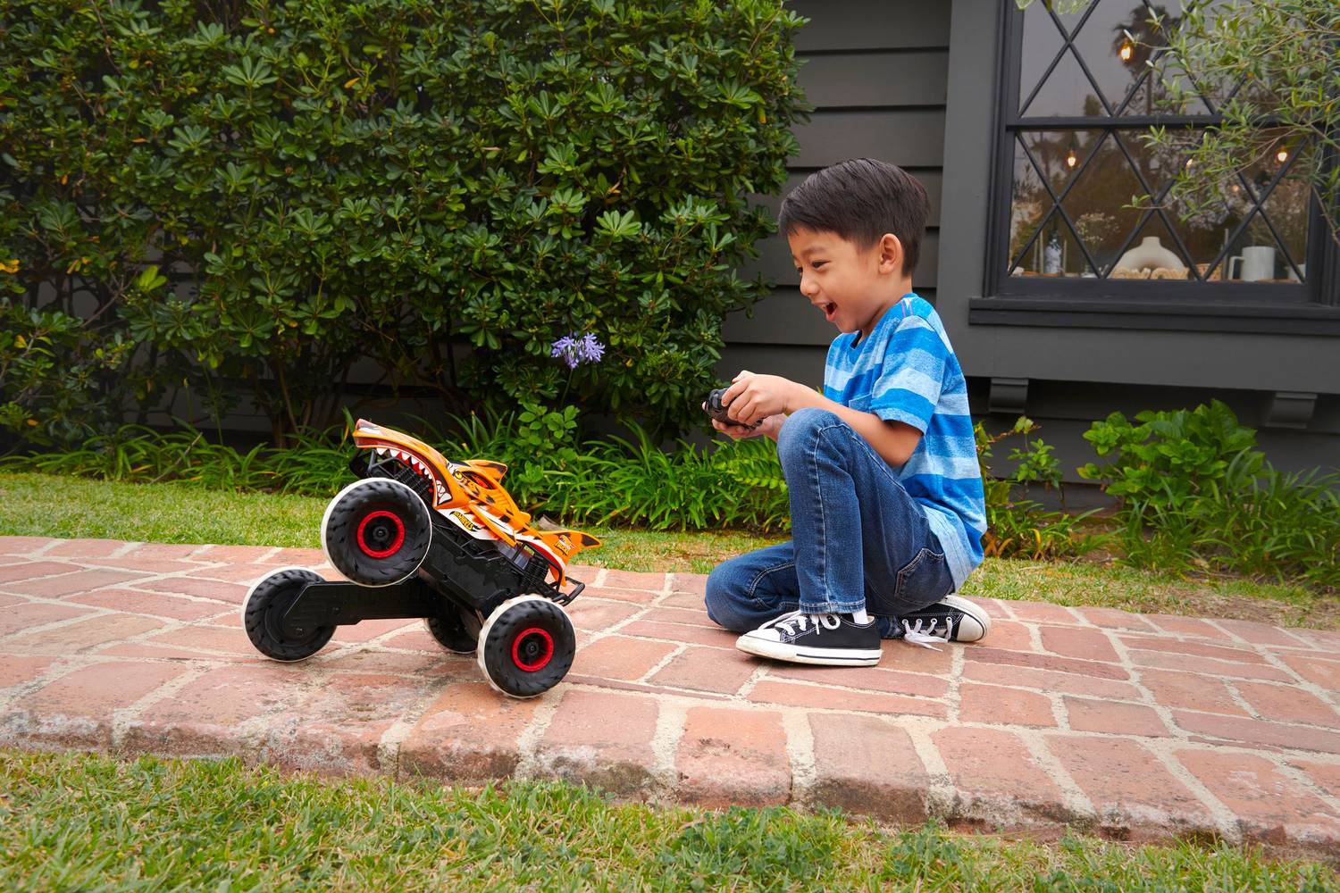 Hot Wheels Tiger Shark Monster Truck Bil