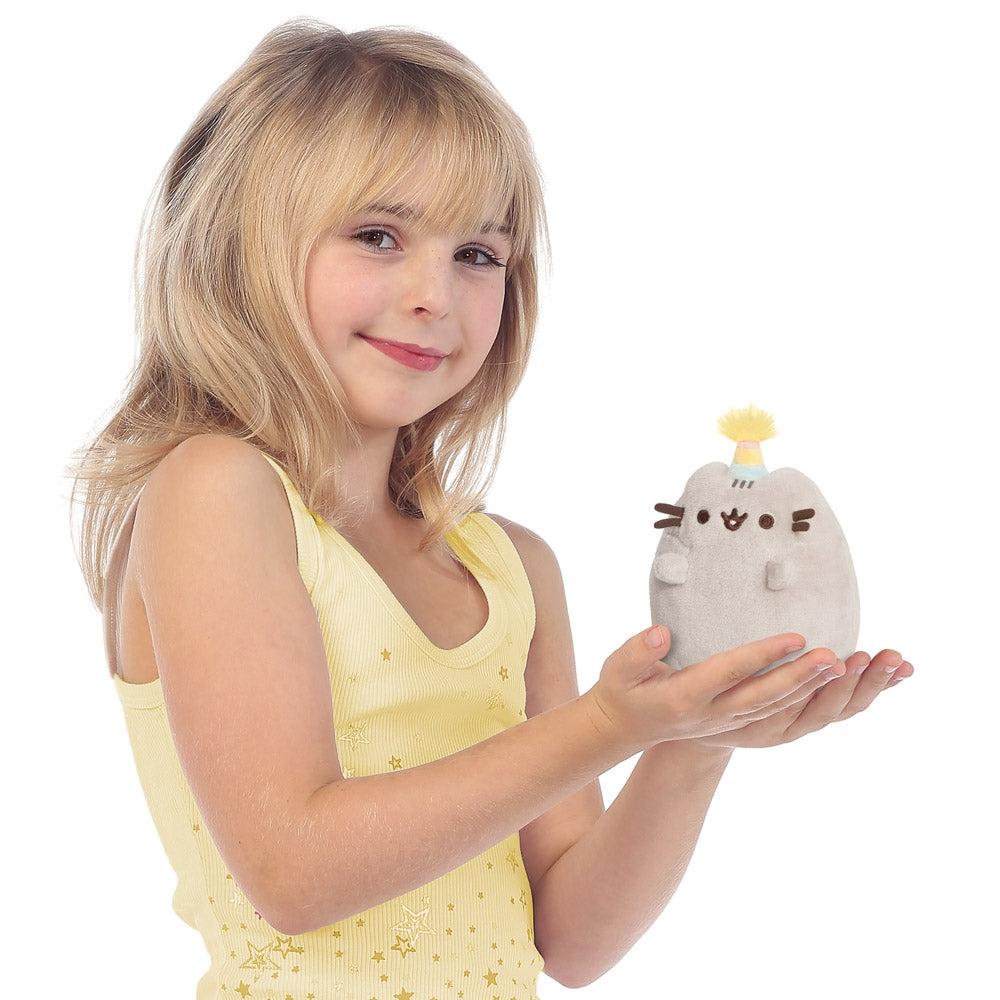 Pusheen Soft Toy Sitting Pusheen Med Festhat, 10 Cm