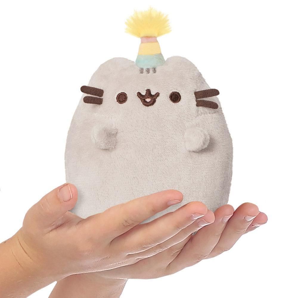 Pusheen Soft Toy Sitting Pusheen Med Festhat, 10 Cm